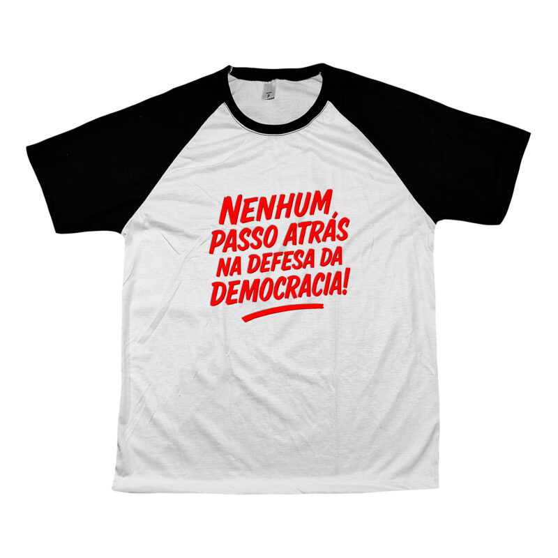 Camiseta Raglan Nenhum Passo Atrás na Defesa da Democracia!