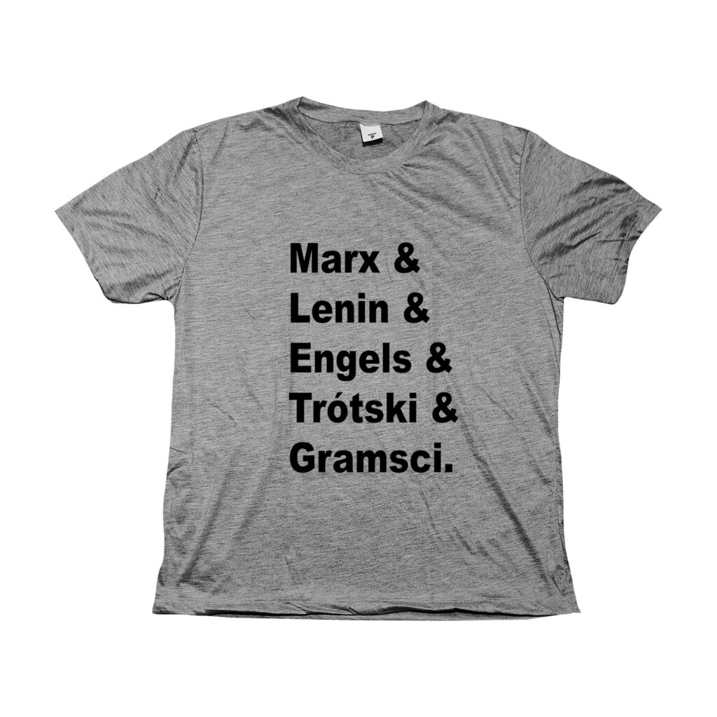 Camiseta com estampa escrita “Marx & Lenin & Engels & Trótski & Gramsci.” em preto