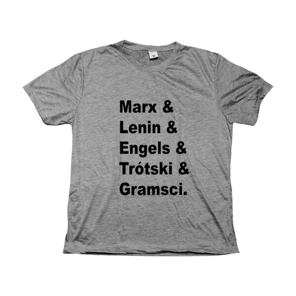 Camiseta com estampa escrita “Marx & Lenin & Engels & Trótski & Gramsci.” em preto