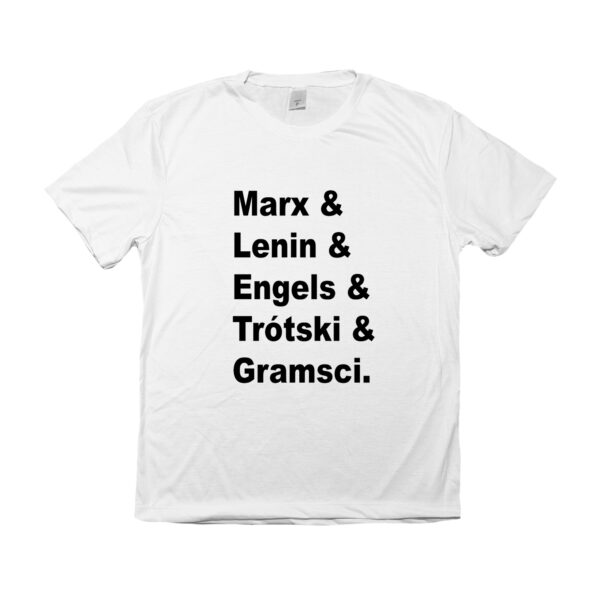 Camiseta com estampa escrita “Marx & Lenin & Engels & Trótski & Gramsci.” em preto