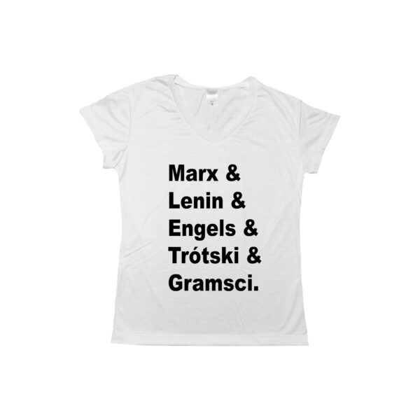 Camiseta com estampa escrita “Marx & Lenin & Engels & Trótski & Gramsci.” em preto
