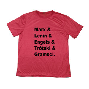 Camiseta com estampa escrita “Marx & Lenin & Engels & Trótski & Gramsci.” em preto