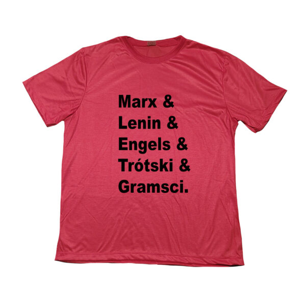 Camiseta com estampa escrita “Marx & Lenin & Engels & Trótski & Gramsci.” em preto