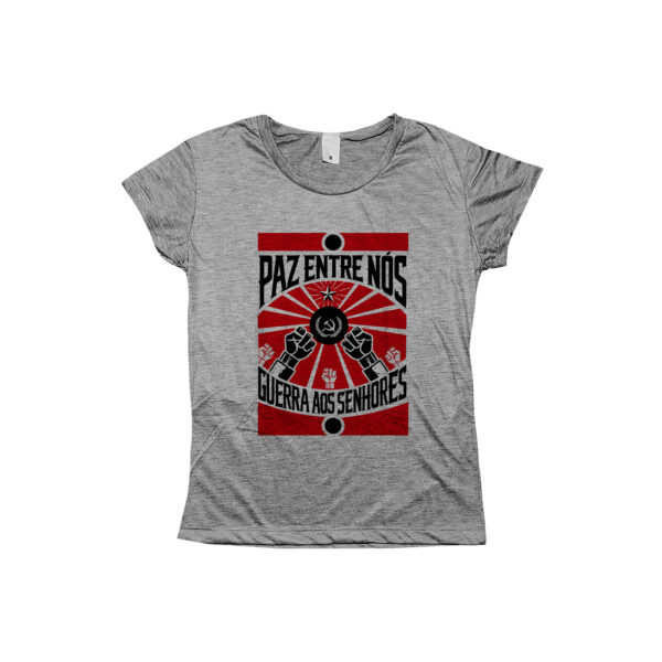 Camiseta Paz entre Nós – estampa revolucionária com punhos erguidos