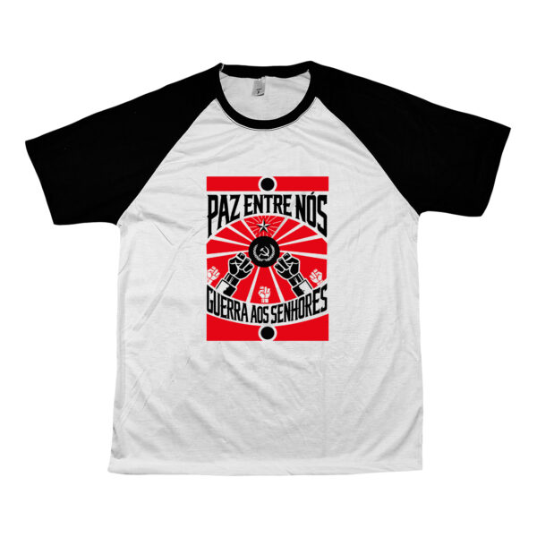 Camiseta Paz entre Nós – estampa revolucionária com punhos erguidos