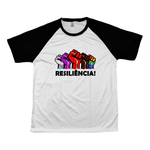 Camiseta Resiliência com punhos erguidos coloridos representando diversidade, luta LGBTQIA+, movimento trans, resistência negra, sindical e feminista