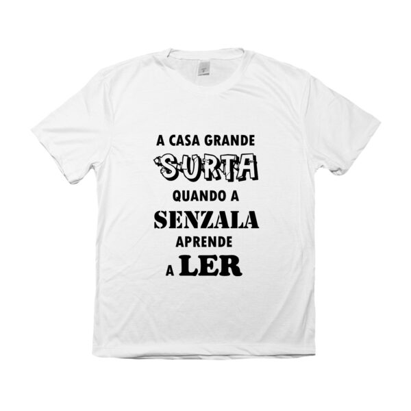 Camiseta com estampa da frase “A casa grande surta quando a senzala aprende a ler”, símbolo de resistência e consciência social.