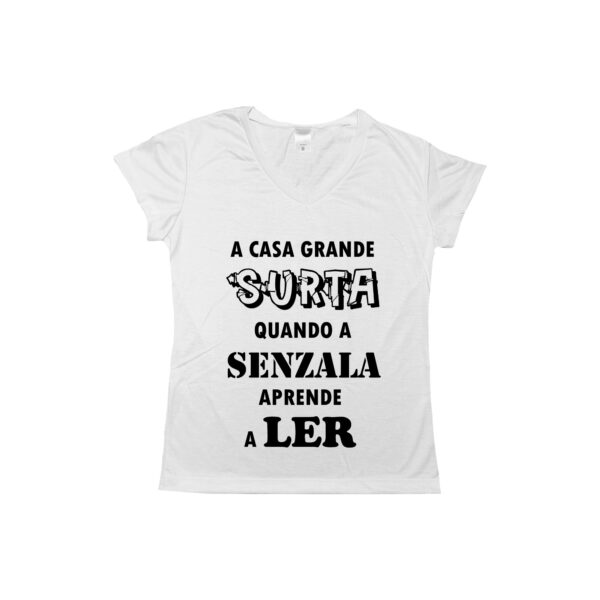Camiseta com estampa da frase “A casa grande surta quando a senzala aprende a ler”, símbolo de resistência e consciência social.