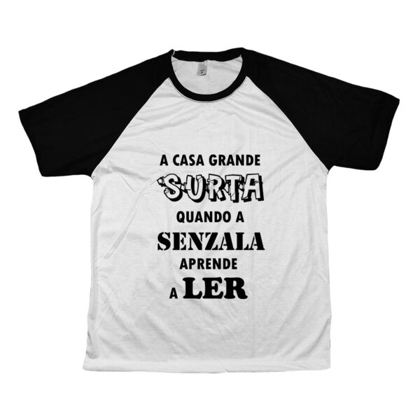 Camiseta com estampa da frase “A casa grande surta quando a senzala aprende a ler”, símbolo de resistência e consciência social.