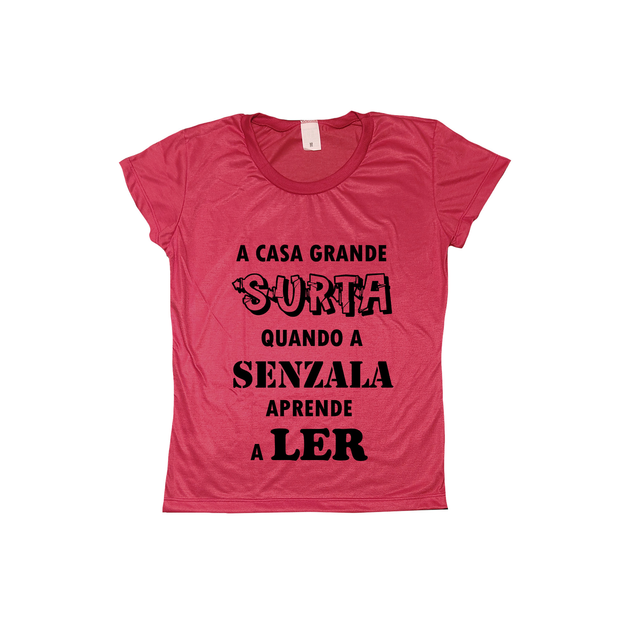 Camiseta com estampa da frase “A casa grande surta quando a senzala aprende a ler”, símbolo de resistência e consciência social.