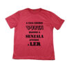 Camiseta com estampa da frase “A casa grande surta quando a senzala aprende a ler”, símbolo de resistência e consciência social.