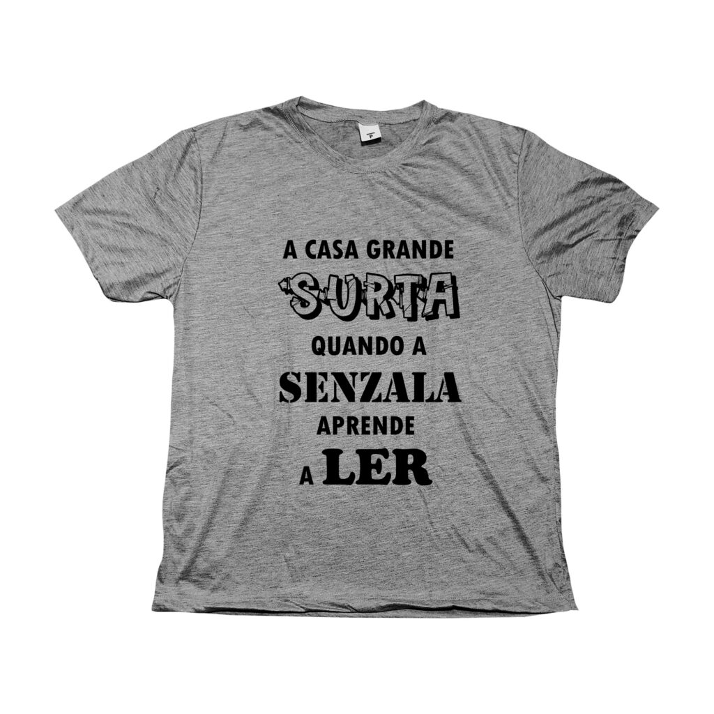 Camiseta com estampa da frase “A casa grande surta quando a senzala aprende a ler”, símbolo de resistência e consciência social.