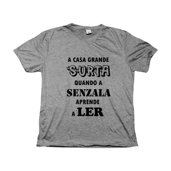Camiseta com estampa da frase “A casa grande surta quando a senzala aprende a ler”, símbolo de resistência e consciência social.
