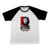 Camiseta de poliéster Che Guevara com frase Hasta la Victoria Siempre em vermelho e preto.