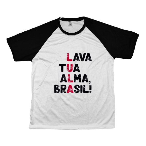 Camiseta Lula lava tua alma Brasil com frase política de impacto.
