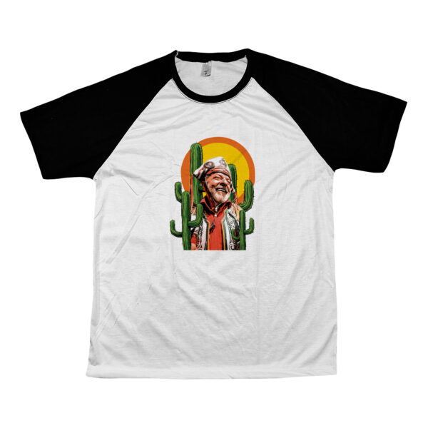 Camiseta Lula Nordestino com estampa de Lula sorridente entre cactos e sol alaranjado.