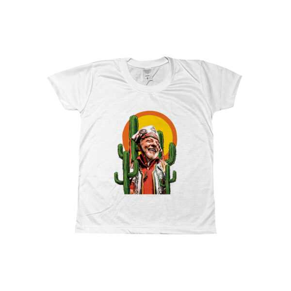 Camiseta Lula Nordestino com estampa de Lula sorridente entre cactos e sol alaranjado.