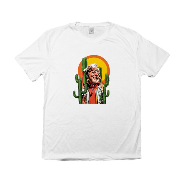 Camiseta Lula Nordestino com estampa de Lula sorridente entre cactos e sol alaranjado.