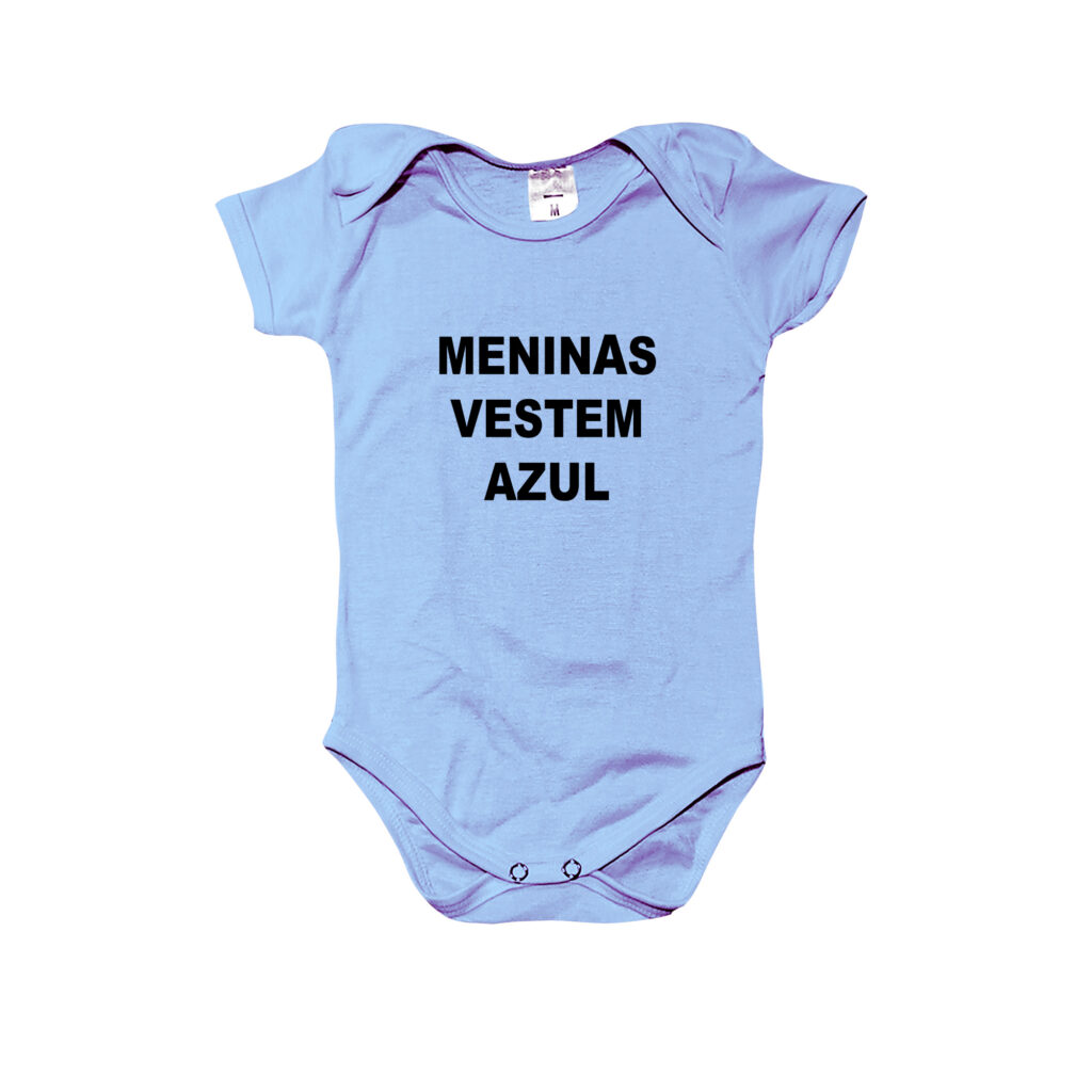 Body infantil com estampa da frase Meninas Vestem Azul, em referência à liberdade de expressão e quebra de estereótipos.