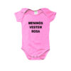 Body infantil com estampa da frase Meninos Vestem Rosa, simbolizando igualdade e liberdade de expressão.