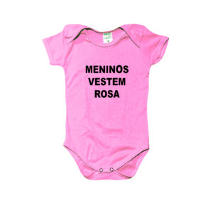 Body infantil com estampa da frase Meninos Vestem Rosa, simbolizando igualdade e liberdade de expressão.