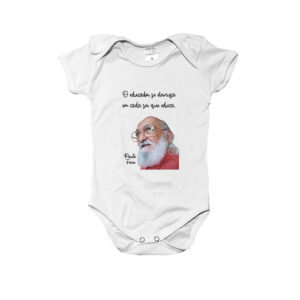 Body ou Camiseta Infantil Paulo Freire – O Educador se Eterniza em Cada Ser que Educa, homenagem ao educador e à educação libertadora.