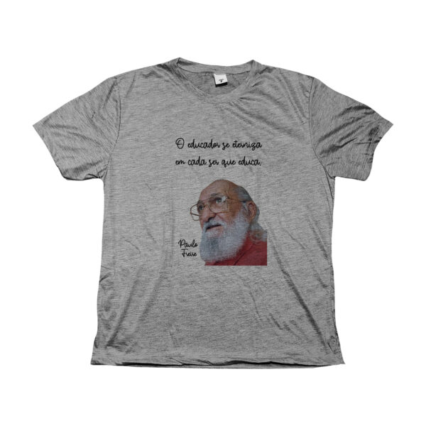 Camiseta Paulo Freire – O Educador se Eterniza em Cada Ser que Educa, homenagem ao educador e pensador brasileiro.