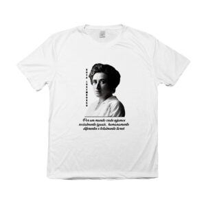 Camiseta de poliéster Rosa Luxemburgo com frase “Por um mundo onde sejamos socialmente iguais, humanamente diferentes e totalmente livres”.
