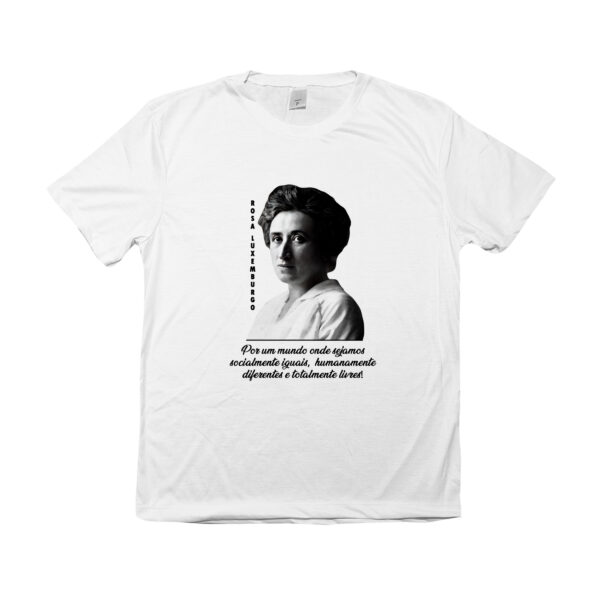 Camiseta de poliéster Rosa Luxemburgo com frase “Por um mundo onde sejamos socialmente iguais, humanamente diferentes e totalmente livres”.