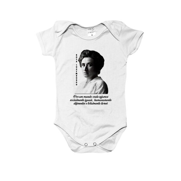 Body de poliéster Rosa Luxemburgo com frase “Por um mundo onde sejamos socialmente iguais, humanamente diferentes e totalmente livres”.