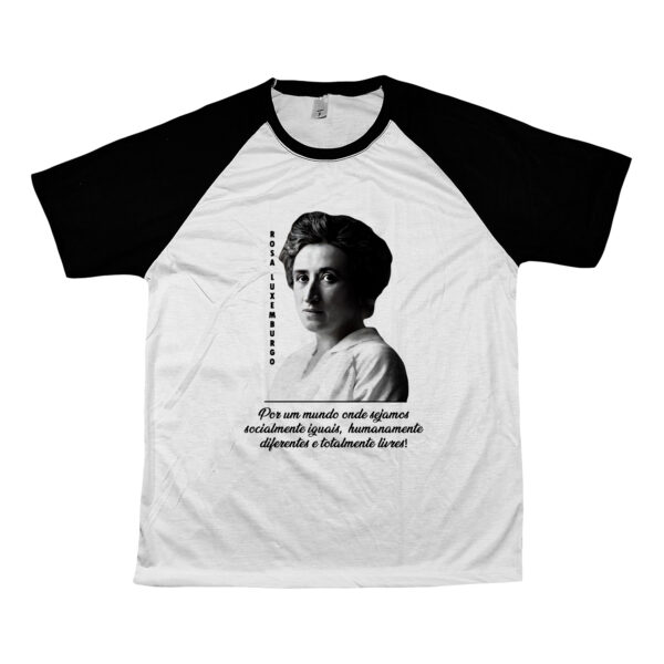 Camiseta de poliéster Rosa Luxemburgo com frase “Por um mundo onde sejamos socialmente iguais, humanamente diferentes e totalmente livres”.
