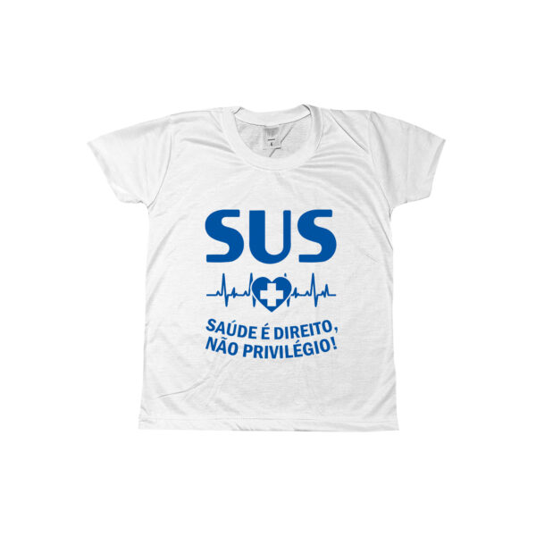 Camiseta SUS – Saúde é Direito, Não Privilégio! com estampa azul e símbolo do sistema público de saúde brasileiro.