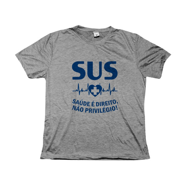 Camiseta SUS – Saúde é Direito, Não Privilégio! com estampa azul e símbolo do sistema público de saúde brasileiro.