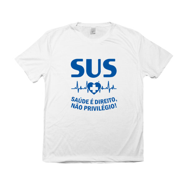 Camiseta SUS – Saúde é Direito, Não Privilégio! com estampa azul e símbolo do sistema público de saúde brasileiro.