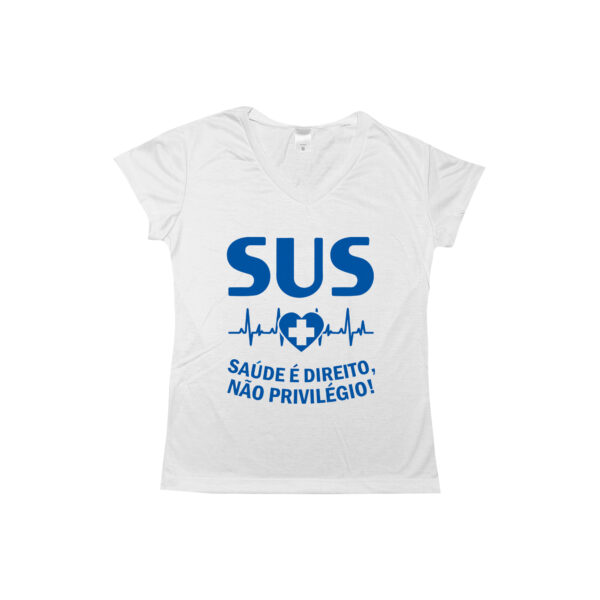 Camiseta SUS – Saúde é Direito, Não Privilégio! com estampa azul e símbolo do sistema público de saúde brasileiro.