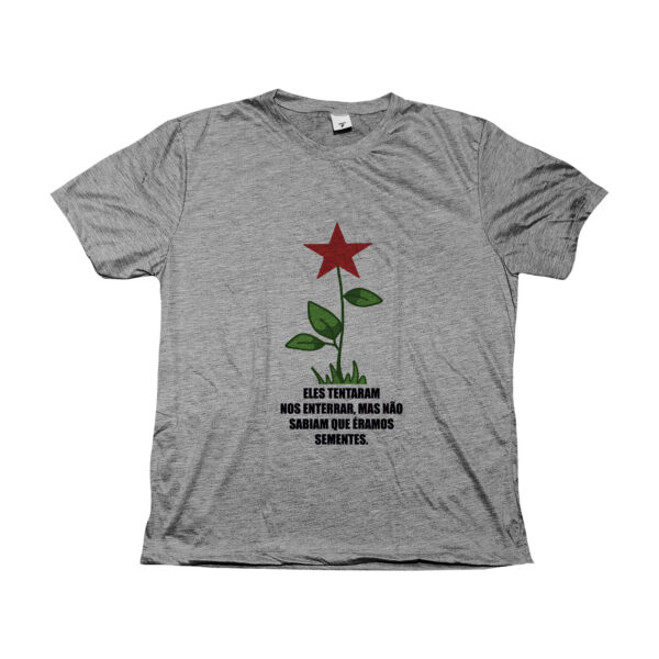 Camiseta com estampa de flor com estrela vermelha e frase “Eles tentaram nos enterrar, eles não sabiam que éramos sementes”.
