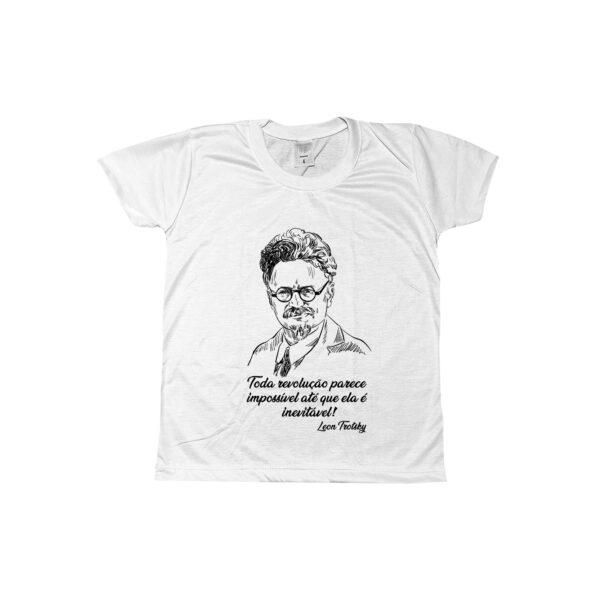 Camiseta de poliéster com estampa de Trótski e frase “Toda revolução parece impossível até que ela é inevitável”.