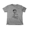 Camiseta de poliéster com estampa de Trótski e frase “Toda revolução parece impossível até que ela é inevitável”.