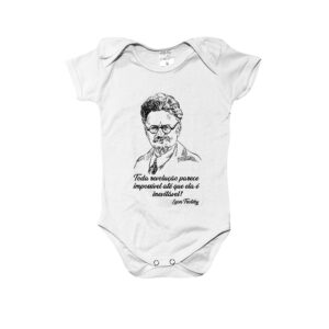 Body infantil de poliéster em ribana com estampa de Trótski e frase “Toda revolução parece impossível até que ela é inevitável”.