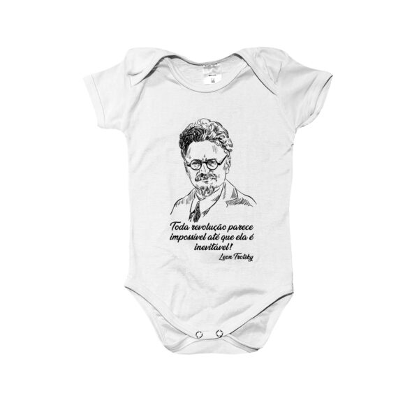 Body infantil de poliéster em ribana com estampa de Trótski e frase “Toda revolução parece impossível até que ela é inevitável”.