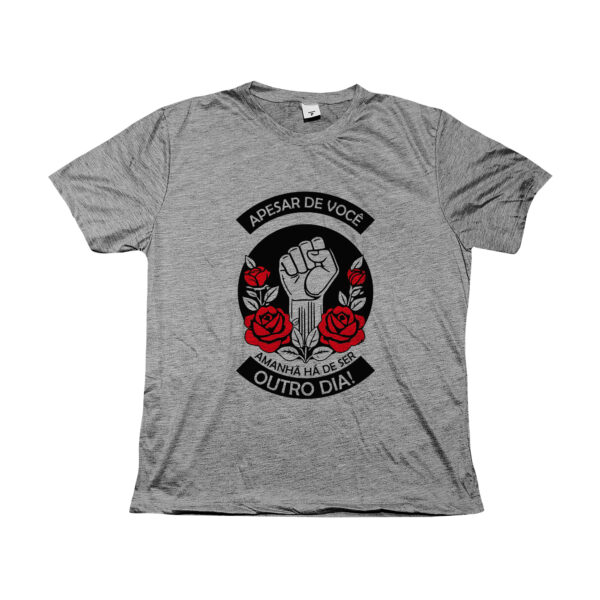 Camiseta Apesar de Você – Amanhã Há de Ser Outro Dia, com estampa de punho erguido e rosas.