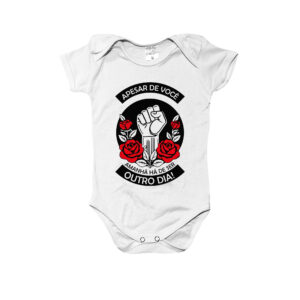 Body ou Camiseta Infantil Apesar de Você – Amanhã Há de Ser Outro Dia, estampa com punho erguido e rosas.