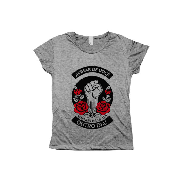 Camiseta Apesar de Você – Amanhã Há de Ser Outro Dia, com estampa de punho erguido e rosas.