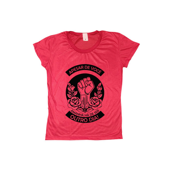 Camiseta Apesar de Você – Amanhã Há de Ser Outro Dia, com estampa de punho erguido e rosas.