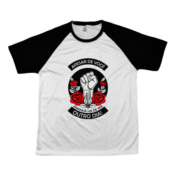 Camiseta Apesar de Você – Amanhã Há de Ser Outro Dia, com estampa de punho erguido e rosas.