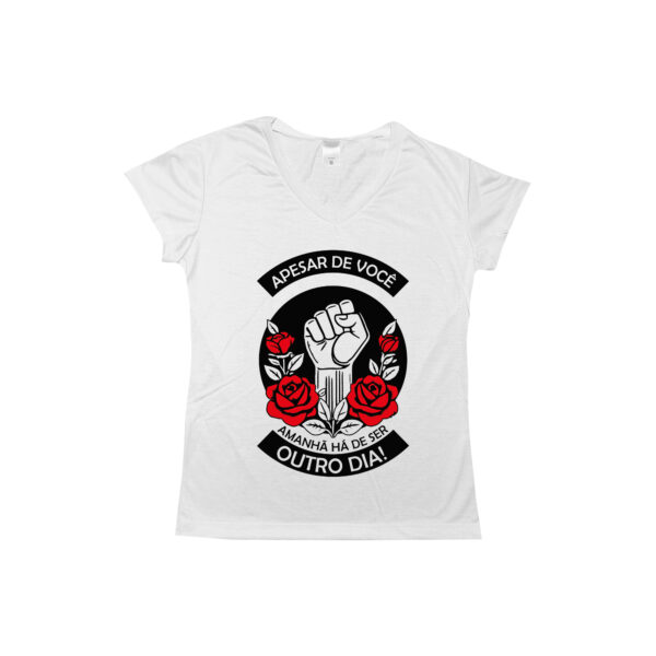 Camiseta Apesar de Você – Amanhã Há de Ser Outro Dia, com estampa de punho erguido e rosas.