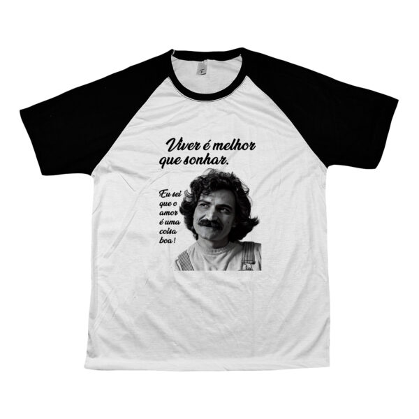 Camiseta Viver é melhor que sonhar Eu sei que o amor é uma coisa boa! – estampa poética de Belchior em preto e branco.