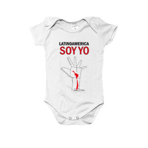 Body infantil Latinoamérica Soy Yo com arte da mão e mapa latino-americano simbolizando união e resistência.