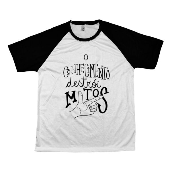 Camiseta de poliéster com estampa O Conhecimento Destrói Mitos em tipografia artística.