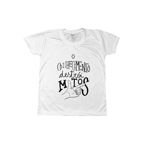 Camiseta de poliéster com estampa O Conhecimento Destrói Mitos em tipografia artística.